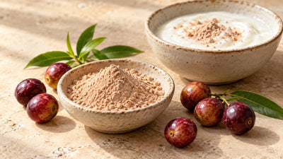 Camu camu en polvo en un cuenco, junto a frutos frescos y yogur natural.